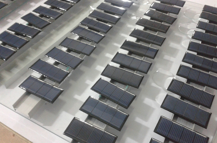 太陽能滴膠板如何連接,太陽能電池板滴膠與壓模有什么區(qū)別