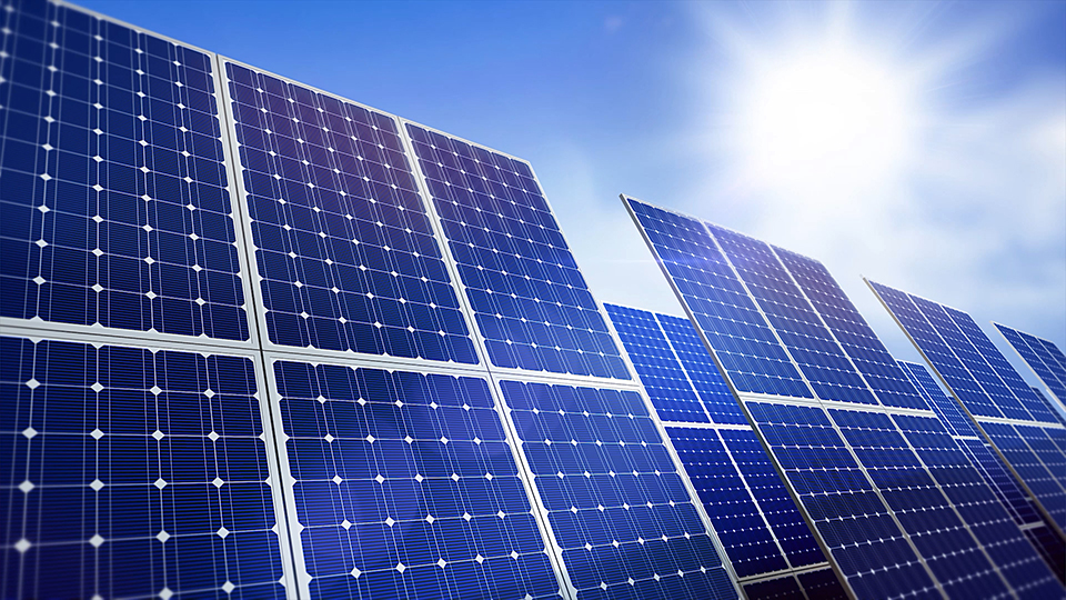 檢查直流匯流箱、交直流配電柜時，應注意哪些要點